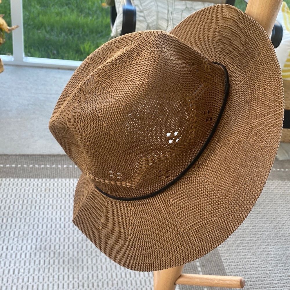 Tahari Weaved Hat w/Band O/S